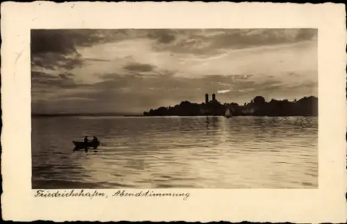 Ak Friedrichshafen am Bodensee,  Abendstimmung, Boot auf dem Wasser, Wolken am Himmel