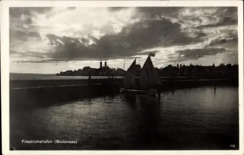 Ak Friedrichshafen am Bodensee,  Bodensee, Segelboot, Wasser, Wolken