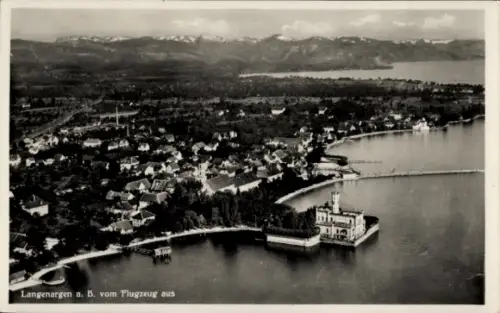 Ak Langenargen am Bodensee, Luftaufnahme von  Bodensee, Berge im Hintergrund