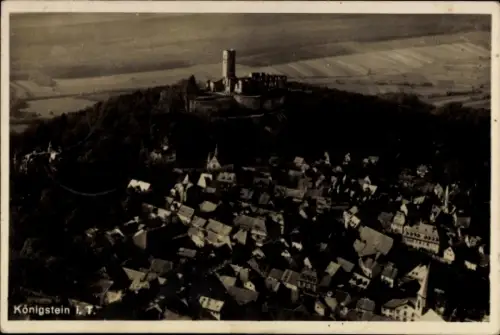 Ak Königstein an der Elbe Sächsische Schweiz, Luftaufnahme von  Burg, Häuser, Landschaft