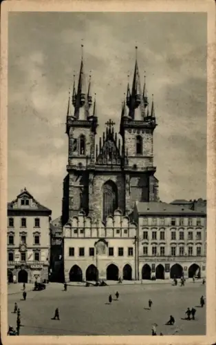 Ak Praha Prag Tschechien, Týnkirche,  Architektur, Menschen auf dem Platz, schwarz-weiß