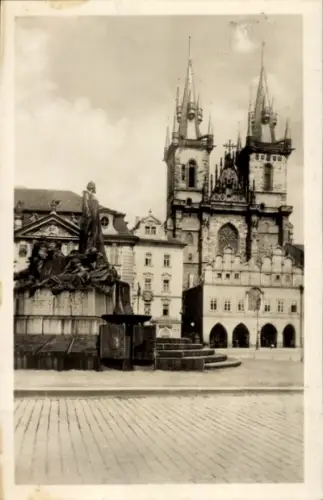 Ak Praha Prag Tschechien, Týnský chrám, Statue, Historische Gebäude, Schwarz-Weiß-Foto