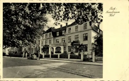 Ak Kiel, Park-Sanatorium  Gebäude, Bäume, Straße, Auto