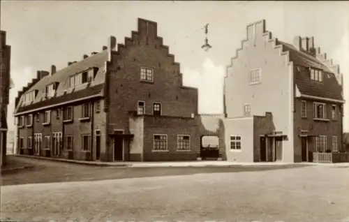 Ak Amsterdam Nordholland Niederlande, Giebelwohnhäuser an der Kreuzung