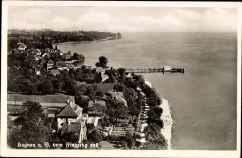 Ak Hagnau am Bodensee, Luftaufnahme von Hagnau, Bodensee, Häuser, Wasser, Pier