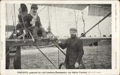 Ak Flugpionier Paulhan, Sieger des Flugrennens London Manchester 1910, Doppeldecker Flugzeug Farman