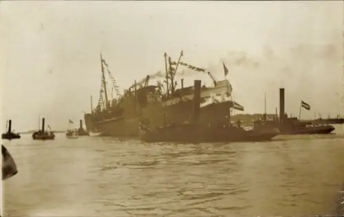Foto Ak Hoogstraten Hoogstraeten Flandern Antwerpen, Dampfschiff im Hafen, Schlepper, Flaggenschmuck
