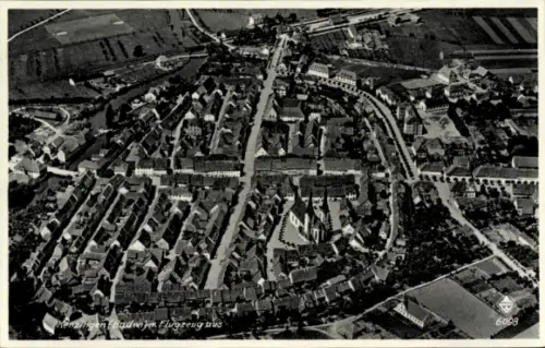 Ak Kenzingen im Breisgau Baden, Luftaufnahme von  Wohngebäude, Straßenanordnung, Flugzeug