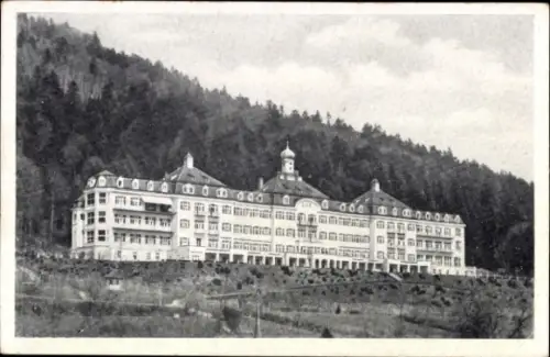 Ak Sanatorium am Hausstein Schaufling in Niederbayern,  große Gebäudeansicht, Wald im Hintergrund