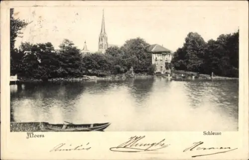 Ak Moers am Niederrhein,  Schleuse, Wasseransicht, Kirche im Hintergrund, Boot im Vordergrund