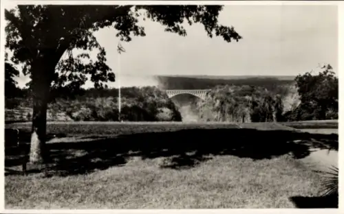 Ak Victoria Falls Simbabwe, Brücke, Bäume, Flagge, Victoria Falls