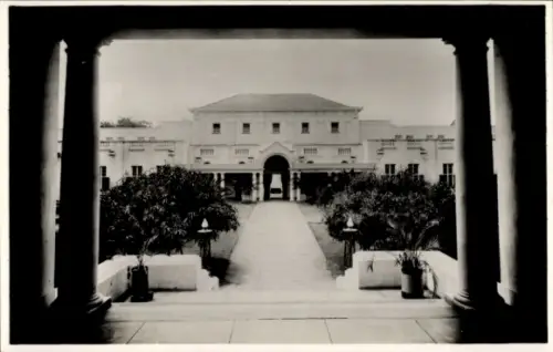 Ak Victoria Falls Simbabwe, Victoria Falls Hotel, Innenhof, Schwarz-Weiß-Foto