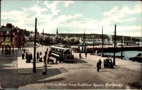 Ak Rothesay Insel Bute Schottland, Victoria Street,  Straßenbahn, Menschen, Hafen, Schiffe