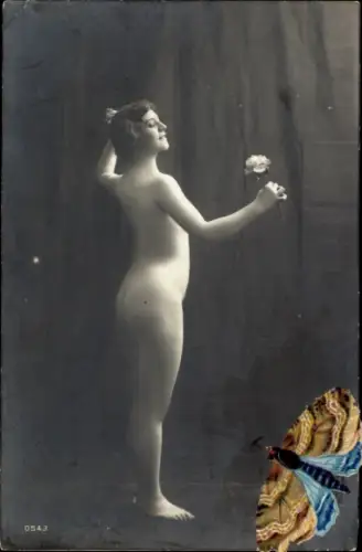 Ak Nackte Frau mit Blume in der Hand, Motte