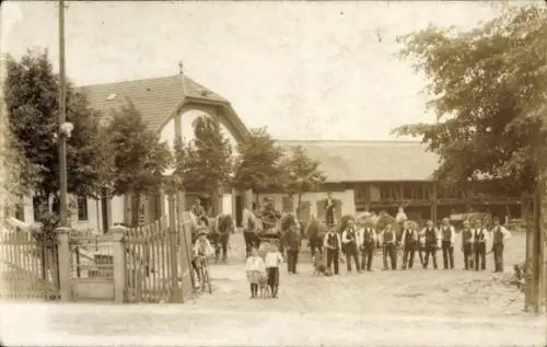 Foto Ak Syke in Niedersachsen, Gruppenbild auf einem Gehöft, Fuhrwerke, Kinder