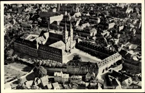 Ak Bamberg in Oberfranken, Luftaufnahme von  Stadtansicht, Gebäude, Straßen, Bäume