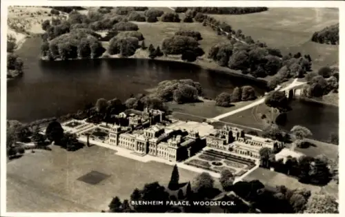 Ak Woodstock Oxfordshire England, Blenheim Palace,  Luftaufnahme, Parklandschaft, See