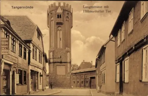 Ak Tangermünde an der Elbe, Langestrasse, Hühnerdorfer Tor,  Gebäude