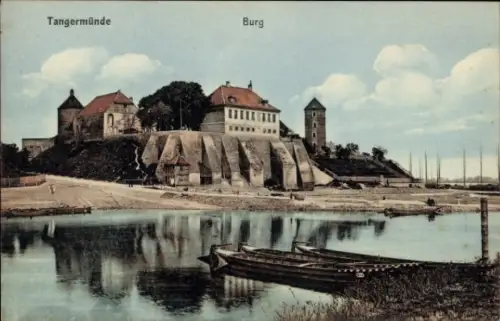 Ak Tangermünde an der Elbe,  Burg, Wasser, Boote, Himmel, Wolken