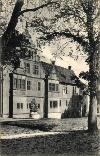 Ak Bad Gandersheim am Harz, Abtei  Gebäude mit Fenstern, Statue im Vordergrund, Bäume