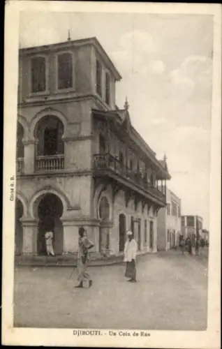Ak Djibouti Dschibuti, Straße in  Gebäude mit Balkonen, Personen auf der Straße