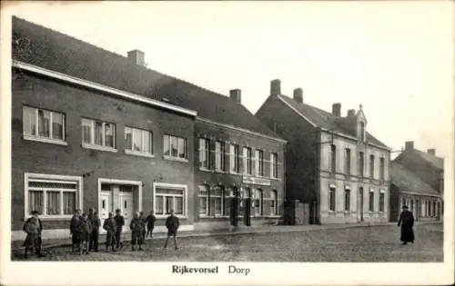 Ak Rijkevorsel Flandern Antwerpen, Rijkevorsel Dorp, Straße mit Häusern, Kindergruppe