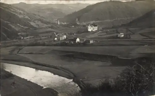Ak Heimbach in der Eifel, Landschaft mit Fluss, Hügeln, Häusern, Kirche,  