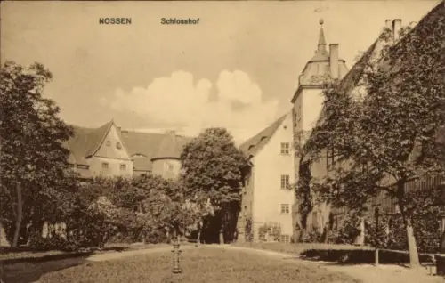 Ak Nossen in Sachsen,  Schlosshof, Bäume, Gebäude, Garten