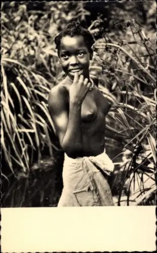 Foto Ak Barbusige Afrikanerin, Porträt