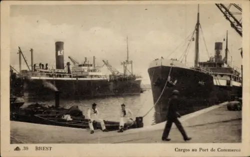Ak Brest Finistère, Zwei Schiffe im Hafen, Arbeiter, Cargos, Brest