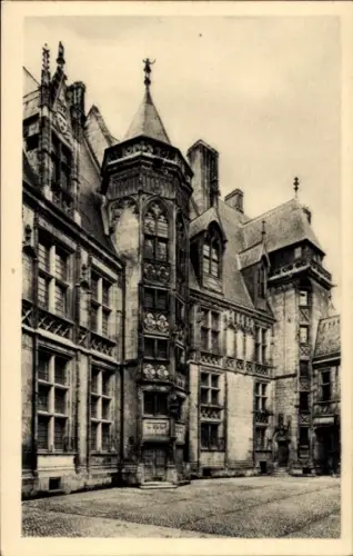 Ak Bourges Cher, Palais Jacques Coeur, La Cour,  Monumente, Bourges
