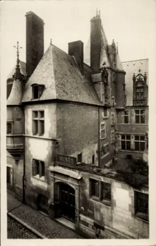 Ak Bourges Cher, MUSEE, Gebäude mit Tür, Fenster, Dachformen, keine Personen sichtbar