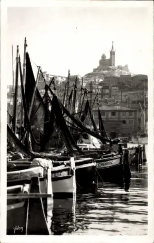 Ak Marseille Bouches du Rhône, Schiffe im Hafen, Blick auf die Kirche Notre-Dame de la Garde, Mar