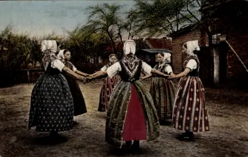 Ak Wendische Mädchen beim Reigentanz, Volkstracht