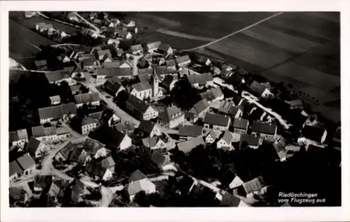Ak Riedöschingen Blumberg am Schwarzwald, Luftaufnahme von  Häuser, Kirche, Felder