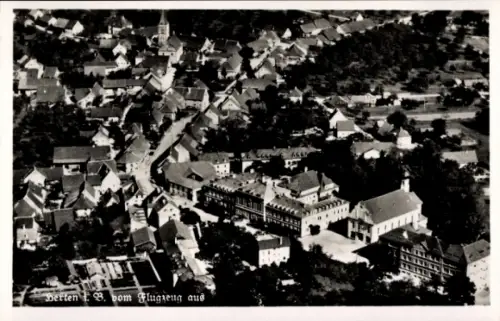 Ak Berten Berthen Nord, Luftaufnahme von  Häuser, Straßen, Landschaft