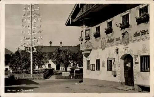 Ak Bernau am Chiemsee, Historisches Gasthaus, Schmuckelemente, Natur, Bäume, blaues Himmel