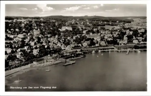 Ak Starnberg am Starnberger See Oberbayern, Luftaufnahme von  Häuser, Boote, Uferpromenade