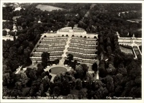 Ak Potsdam Sanssouci, Luftaufnahme von Sanssouci, Historische Mühle, Potsdam