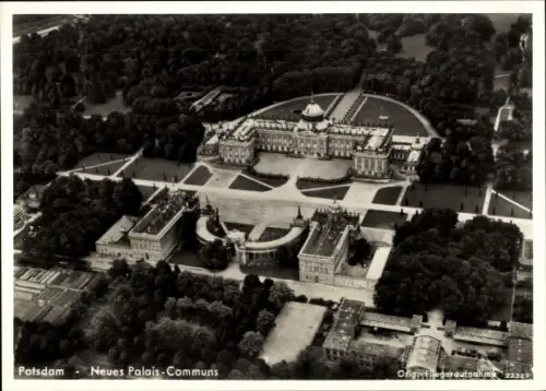 Ak Potsdam Sanssouci, Luftaufnahme des Neuen Palais in  Gartenanlagen, Bäume