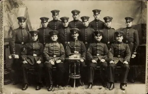 Foto Ak Magdeburg an der Elbe, Soldaten in Uniform, Gruppenbild