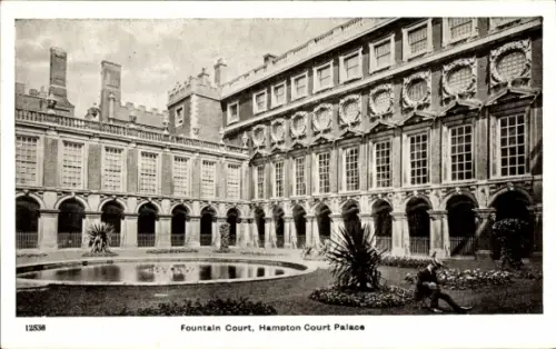 Ak Hampton Richmond upon Thames London England, Fountain Court,  Schwarz-Weiß-Bild, Gartenanlage,