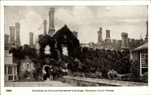 Ak Hampton Richmond upon Thames London England, Eingang zum Wein- und Gärtnerhaus,  zwei Personen