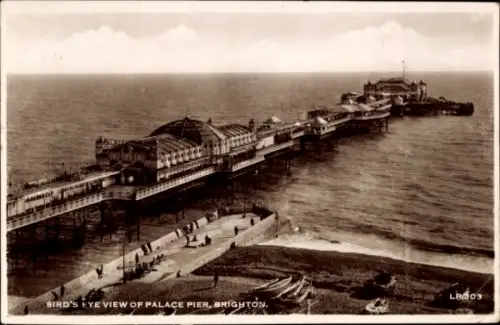 Ak Brighton East Sussex England, Vogelperspektive auf den Palace Pier, Meer, Menschen, Schiffe