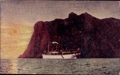 Ak Hornvika Nordkap Norwegen, Schiff auf dem Wasser, Felsen im Hintergrund, Sonnenuntergang