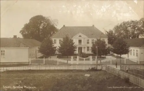 Ak Skien Norwegen, Brekke Museum, Bäume, Zaun, 