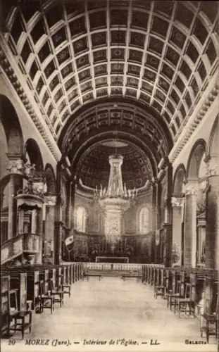 Ak Morez de Jura, Innenansicht einer Kirche, große Decke, Kronleuchter, Stühle