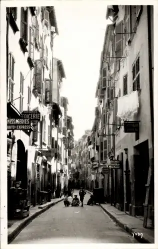 Ak Toulon Var, Straße in  Geschäfte, Menschen auf der Straße, Schwarz-Weiß-Foto