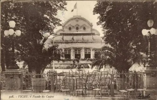 Ak Vichy Allier,  Casino, Façade, Palmen, Stühle, Flagge