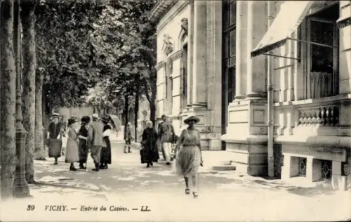 Ak Vichy Allier,  Eingang zum Casino, Menschen auf der Straße, Bäume, Sommerkleidung